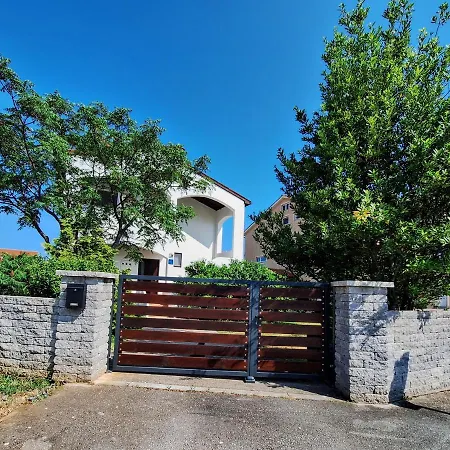 Romana's Cave Πούλα