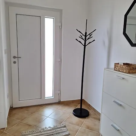 Romana's Cave Apartmán *