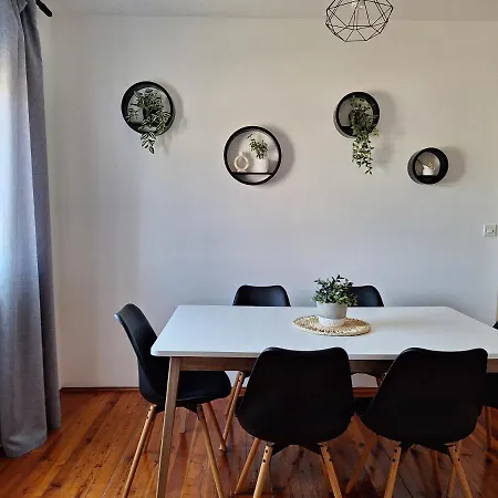 Romana's Cave Apartament *